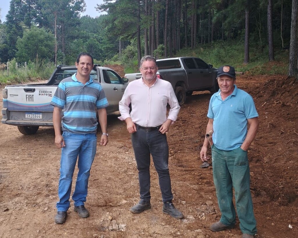 Parceria entre prefeitura de Correia Pinto, Berneck e Rio Deserto garante melhorias nas estradas do interior