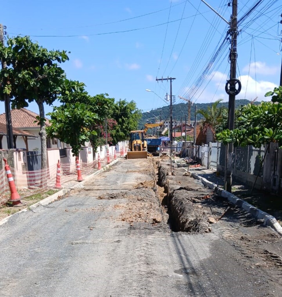 Obras de esgoto avançam em São Francisco do Sul: ruas do Itaguaçu recebem melhorias