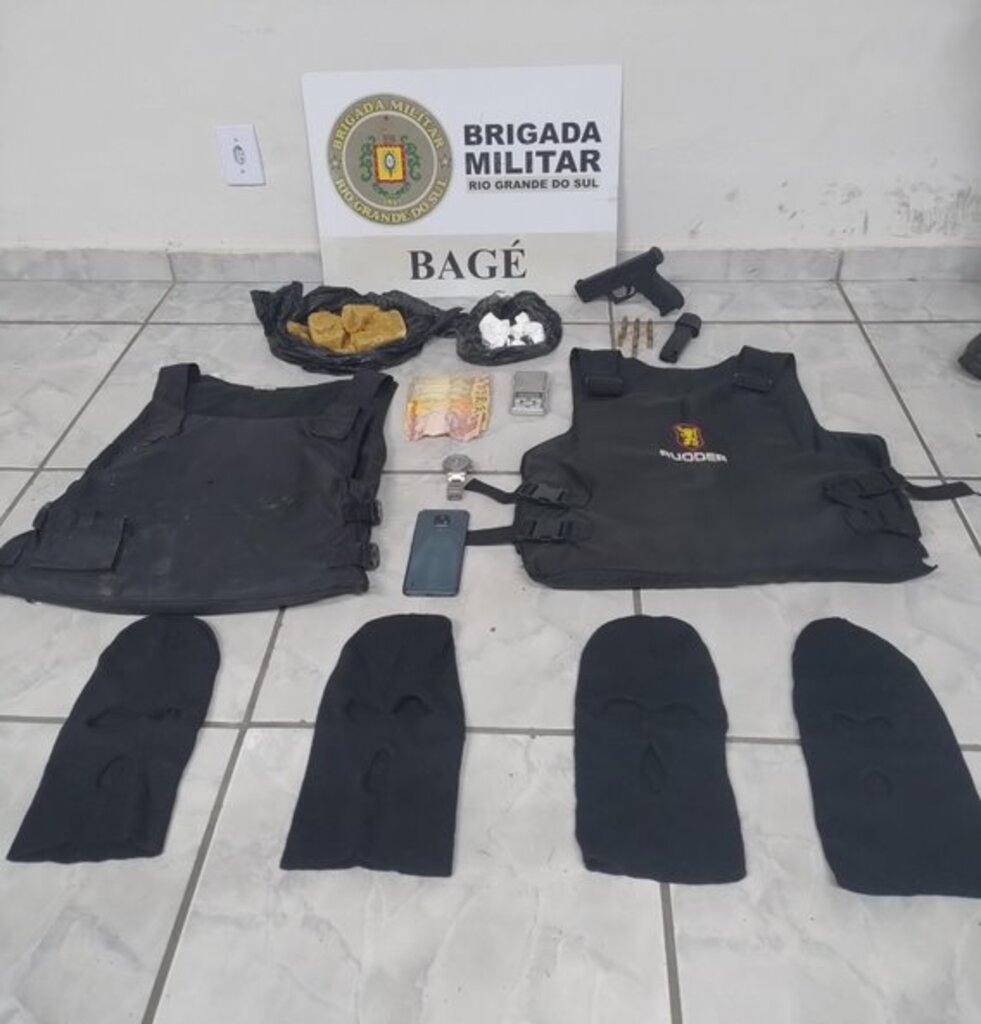 Homem é preso com drogas, armas, colete balístico e dinheiro