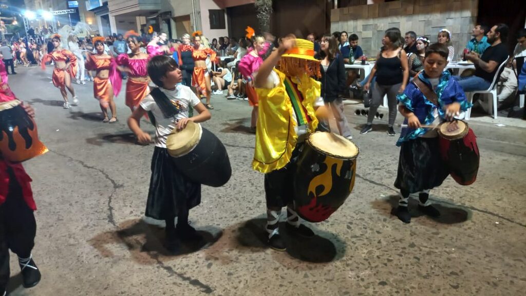 Corte de Bagé desfilou no encerramento do carnaval de Melo