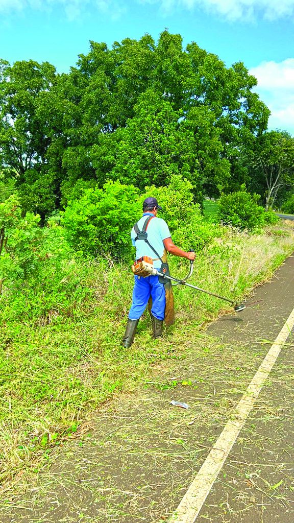 EQUIPE DA SECRETARIA DE OBRAS REALIZA ROÇADA NAS LATERAIS DA RODOVIA ENTRE ARROIO BONITO E ZONALTA