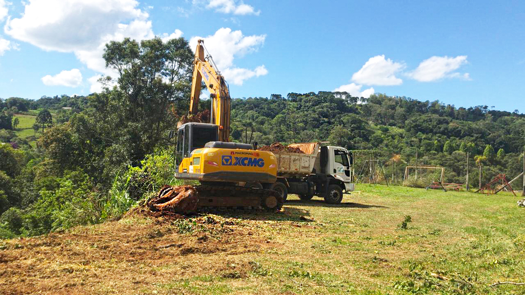 SECRETARIA DE OBRAS DO INTERIOR AUXILIA NA REMOÇÃO DE TERRA EM ÁREAS DE RISCO