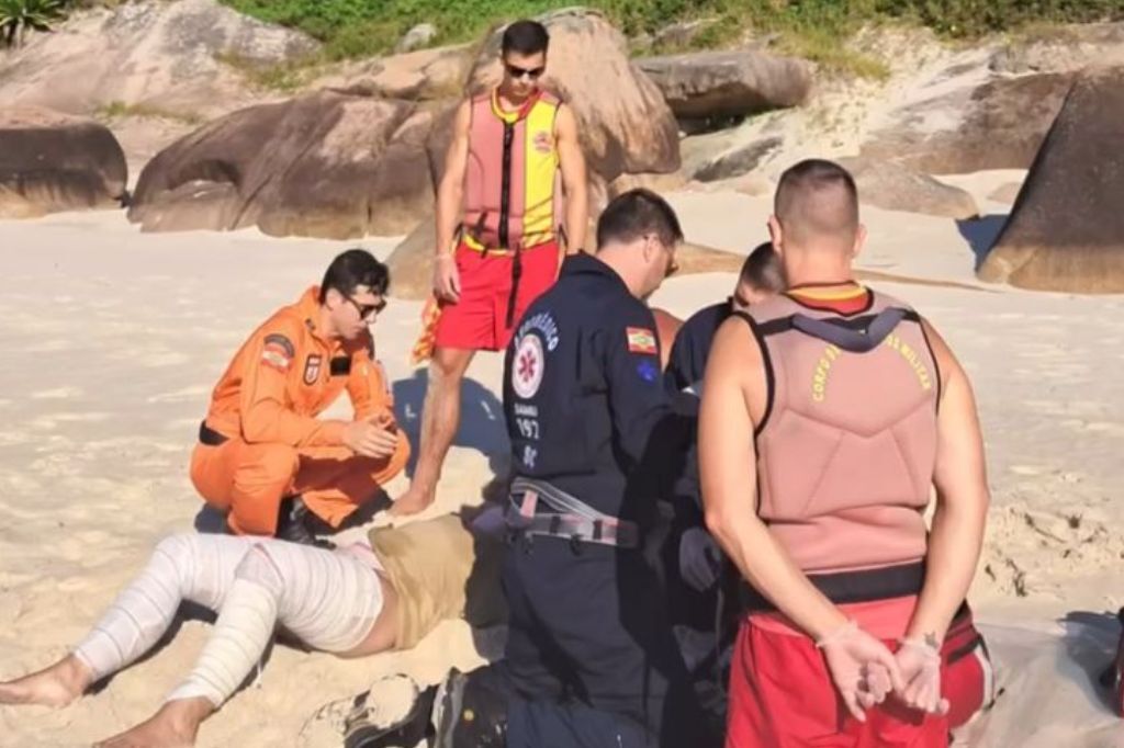  - Mulher imbitubense sofre queimaduras graves após acender fogueira em praia - Foto: CBMSC Palhoça