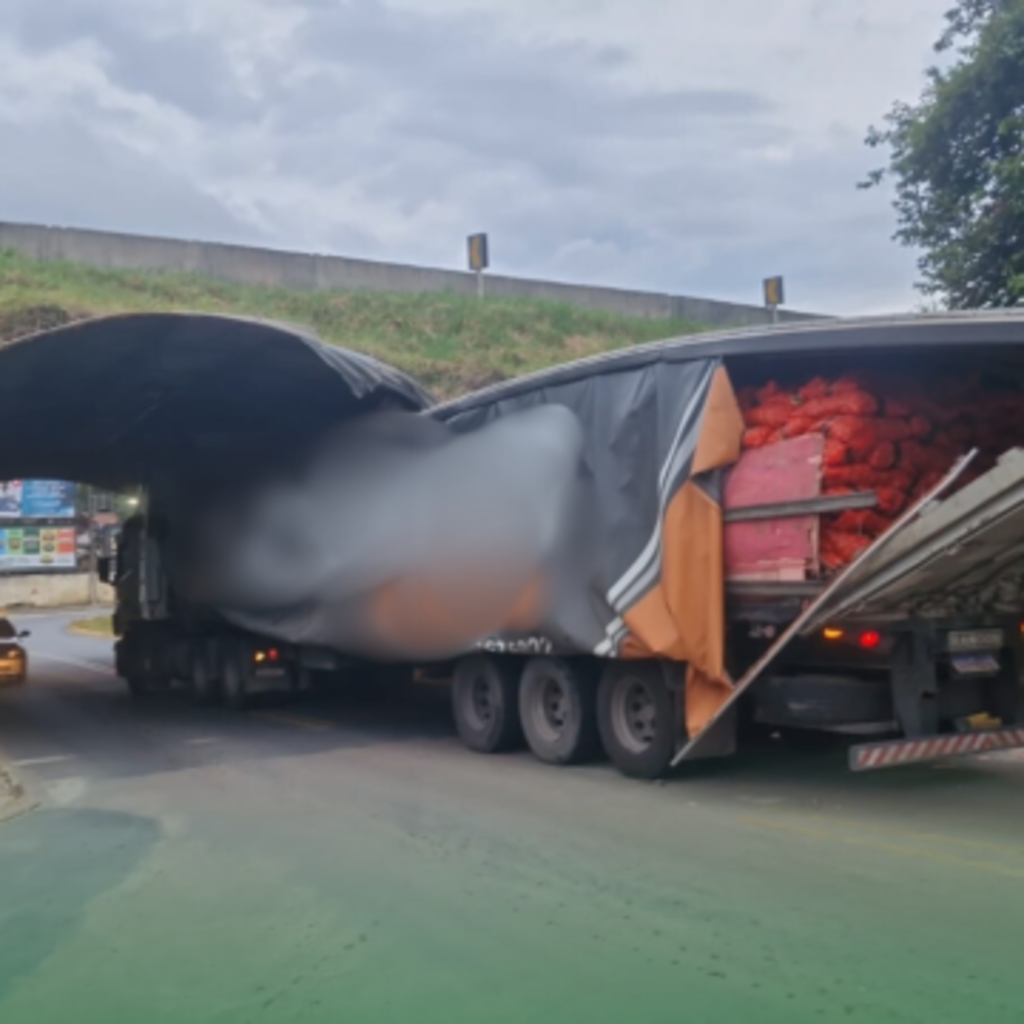 Mais uma carreta fica presa em túnel de Rio do Sul e interdita trânsito