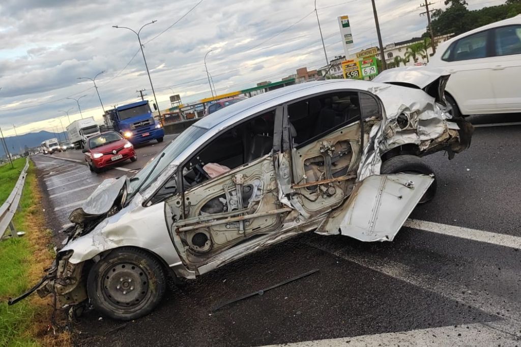 Acidente entre carro e caminhão é registrado na BR-101 em Imbituba