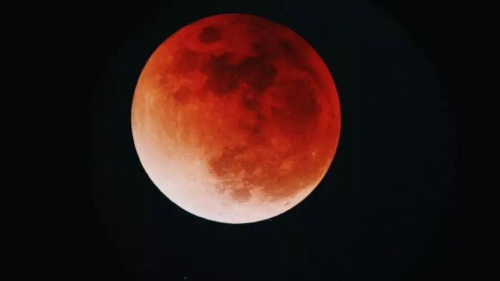 Reprodução - O eclipse lunar recebe esse nome de Lua de Sangue porque a lua é vista com tonalidades avermelhadas.