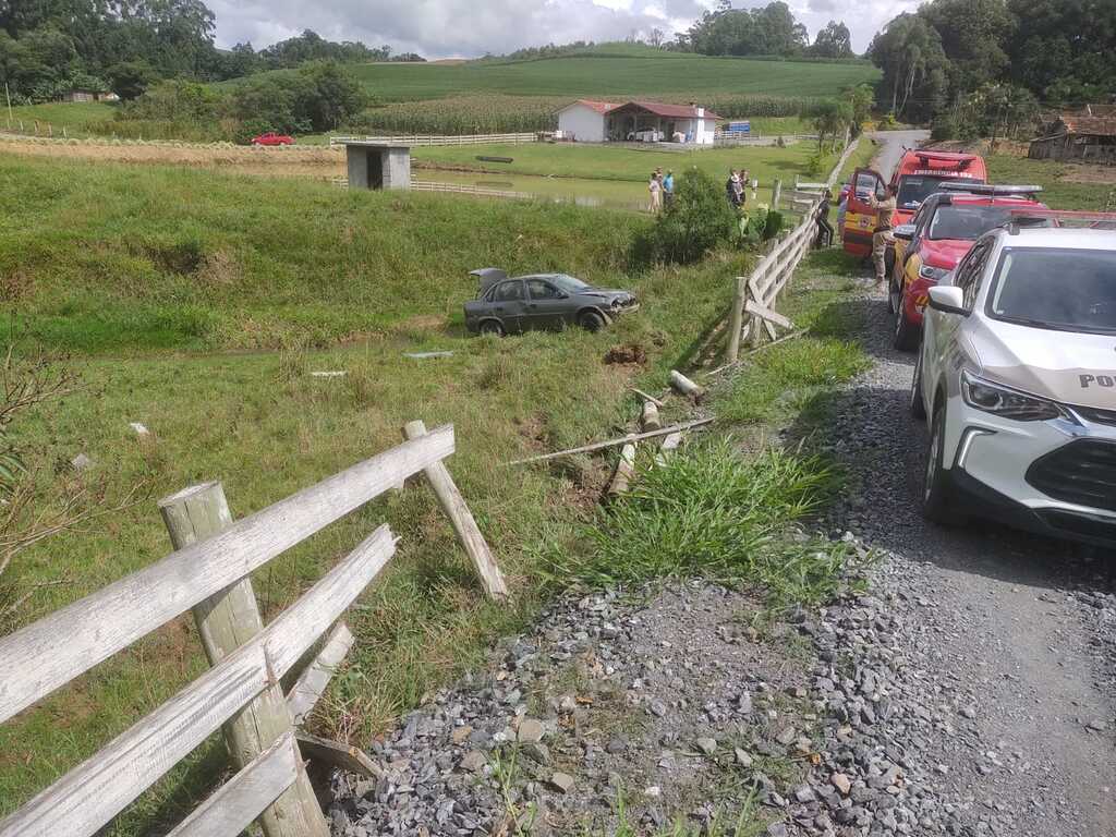 Motorista fica ferida em capotamento no interior de Imbuia