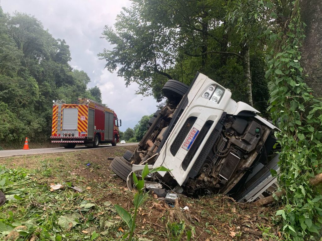 Caminhoneiro fica preso às ferragens após tombamento de carreta em Vargem Bonita