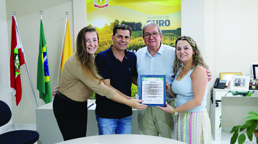 Centro Educacional Potencial entrega Moção de Agradecimento para Municipalidade de Ouro em virtude de parceria Público x Privada