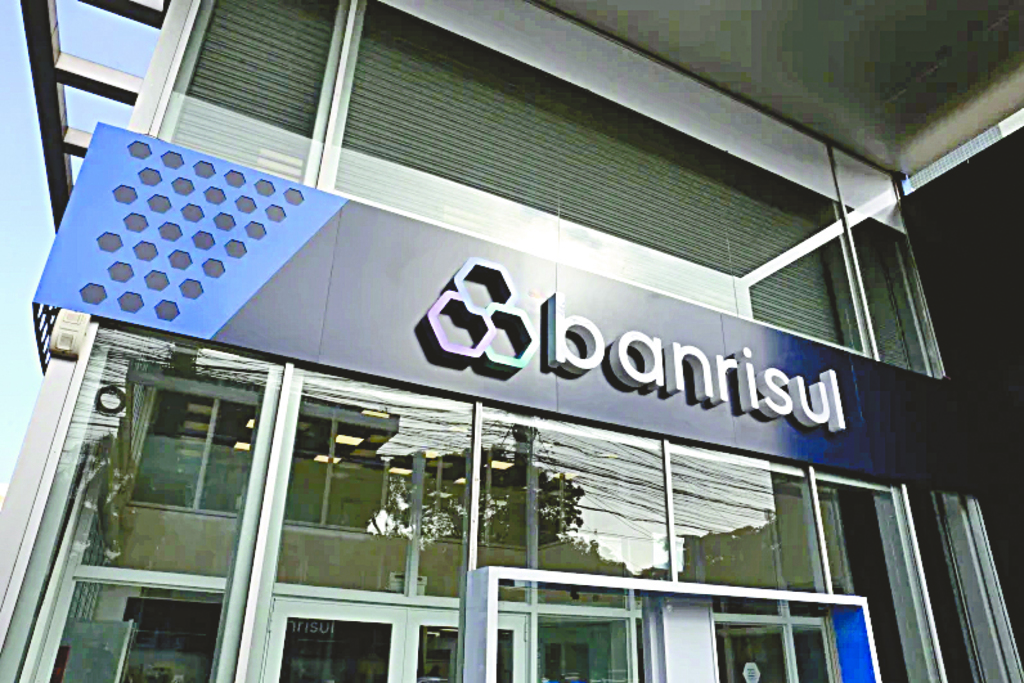 Banrisul abre concurso com 100 vagas em TI e salário acima de R$ 5 mil