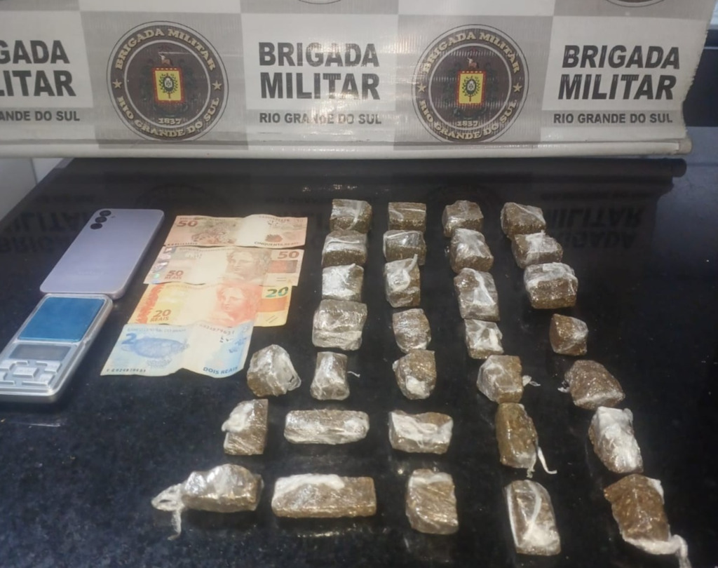 BRIGADA MILITAR PRENDE QUATRO PESSOAS E APREENDE MAIS DE 100 PORÇÕES DE COCAÍNA EM IMBÉ E TORRES