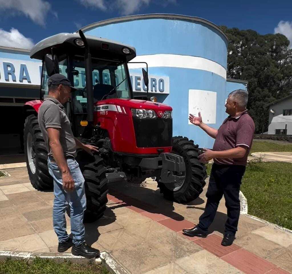 Secretaria de Agricultura de Cerro Negro recebe novo trator para reforçar a frota