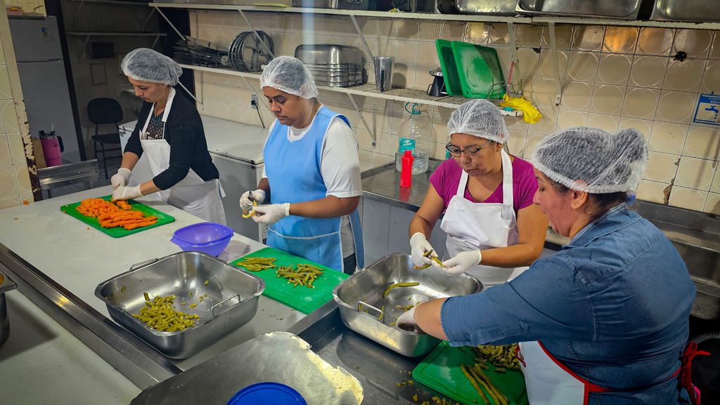 Restaurante popular reabre após quatro meses