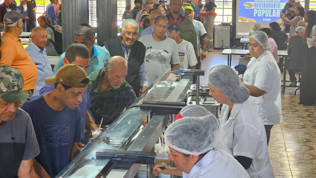 Restaurante popular reabre após quatro meses