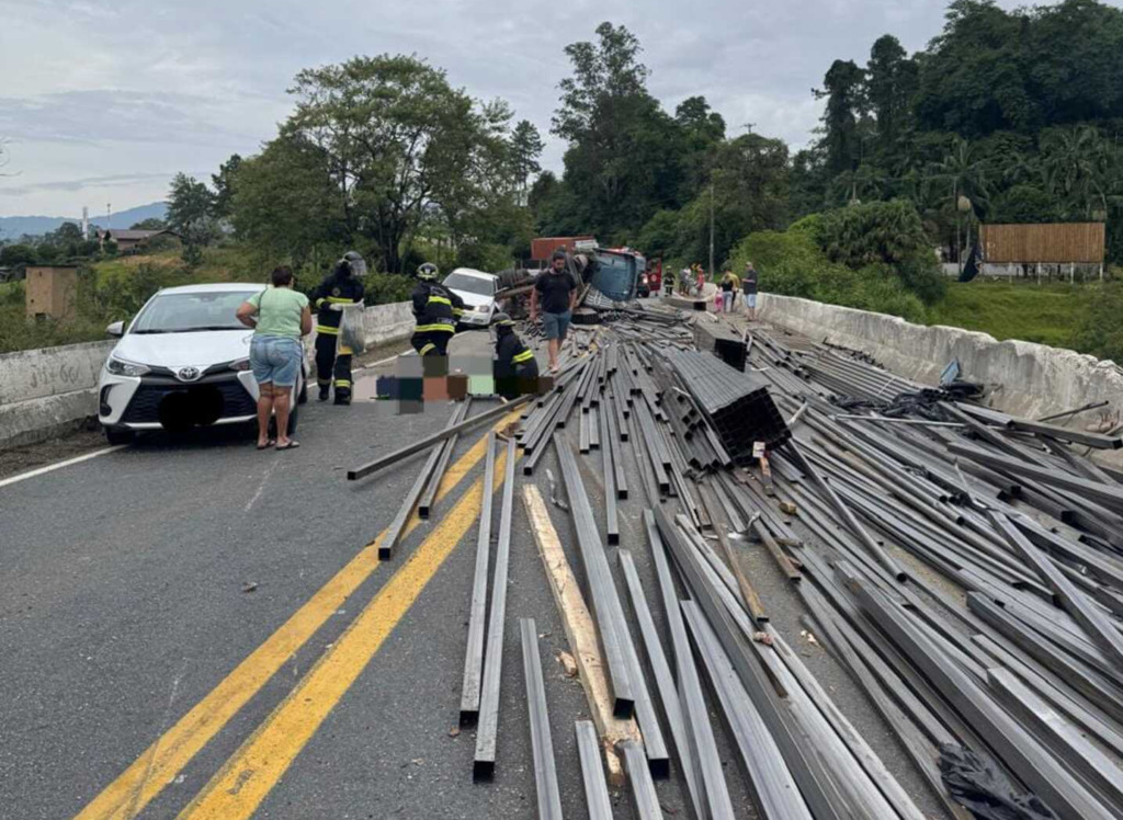 Colisão envolve carreta e três veículos na BR-470