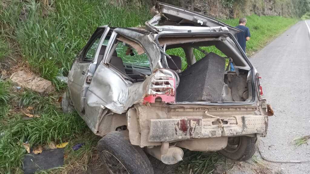 Condutor fica ferido após capotamento na BR-470