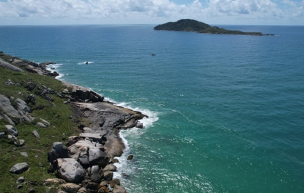 Homem é socorrido em estado grave após afogamento em praia de SC