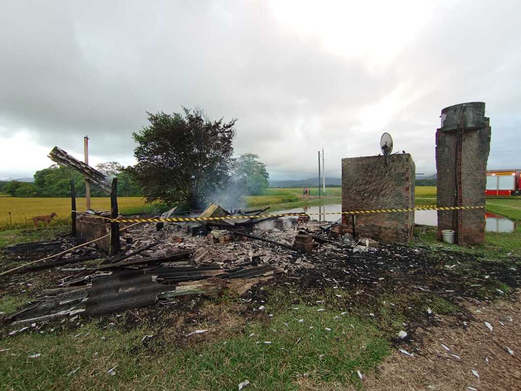 INCÊNDIO DESTRÓI CASA EM SÃO JOÃO DO SUL