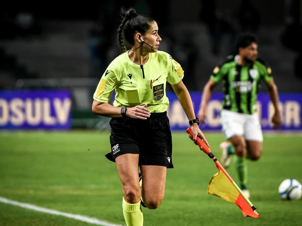 A menina de Águas Frias que vence no futebol como árbitra