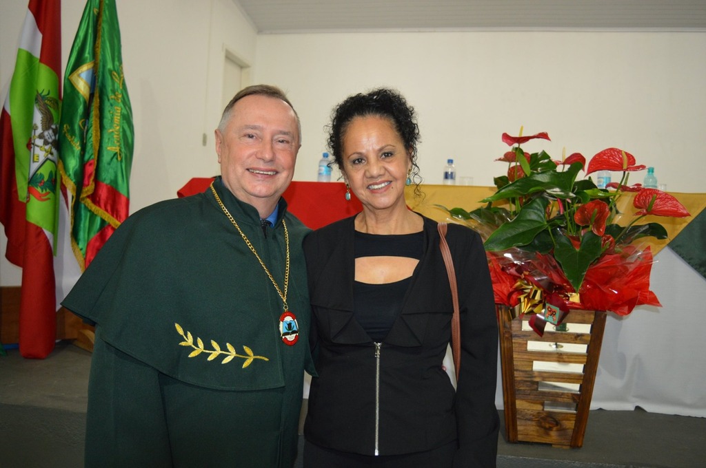 Fátima Santos - Fernando, com fardão da Academia de Letras, junto da esposa Zeca