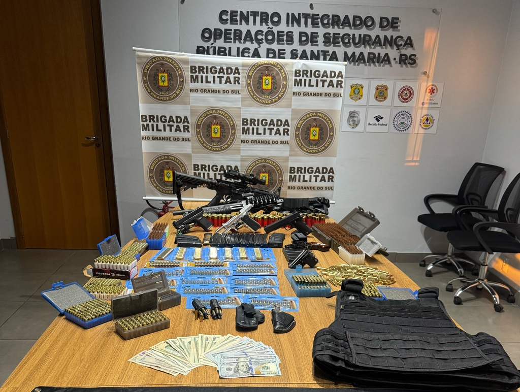 Homem de 34 anos é preso pela Brigada Militar com sete armas e mais de 1,1 mil munições em Santa Maria Homem de 34 anos é preso pela Brigada Militar com sete armas e mais de 1,1 mil munições em Santa Maria