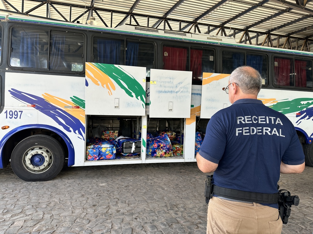 Receita Federal apreende ônibus com dois fundos falsos e mais de R$ 400 mil em mercadorias
