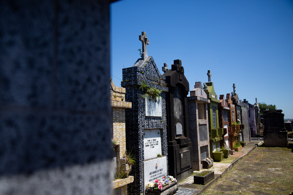 Lápides de pessoas exumadas do Cemitério Ecumênico podem ser retiradas a partir desta quinta-feira; confira a lista Lápides de pessoas exumadas do Cemitério Ecumênico podem ser retiradas a partir desta quinta-feira; confira a lista