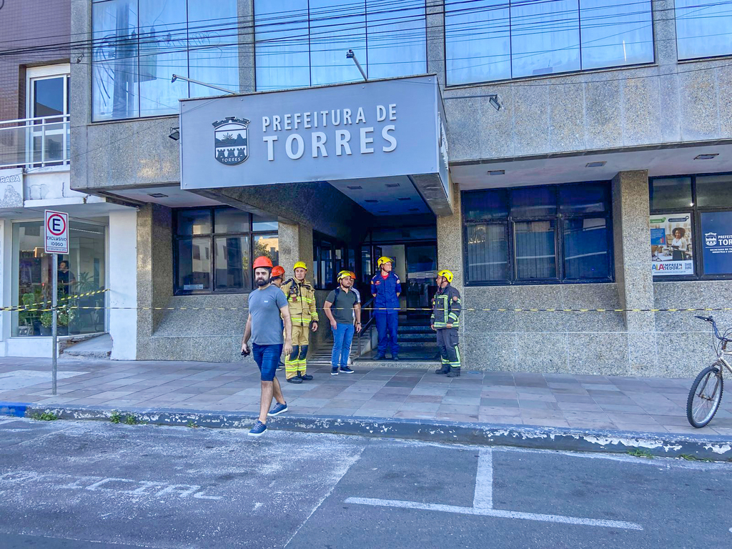 PREFEITURA DE TORRES É EVACUADA APÓS ROMPIMENTO DO REVESTIMENTO DO PISO NO 3º ANDAR