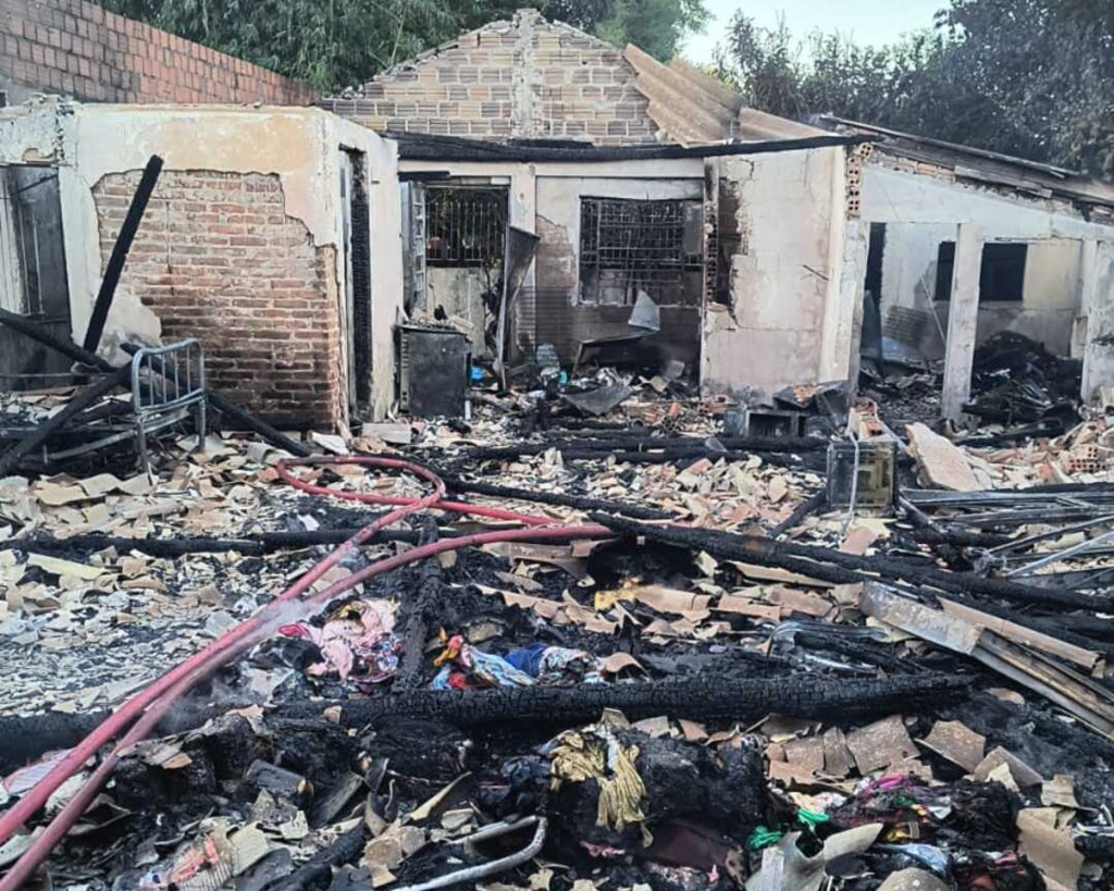 Incêndio destrói casa no Bairro Juscelino Kubistchek em Santa Maria; moradora foi socorrida após inalar fumaça