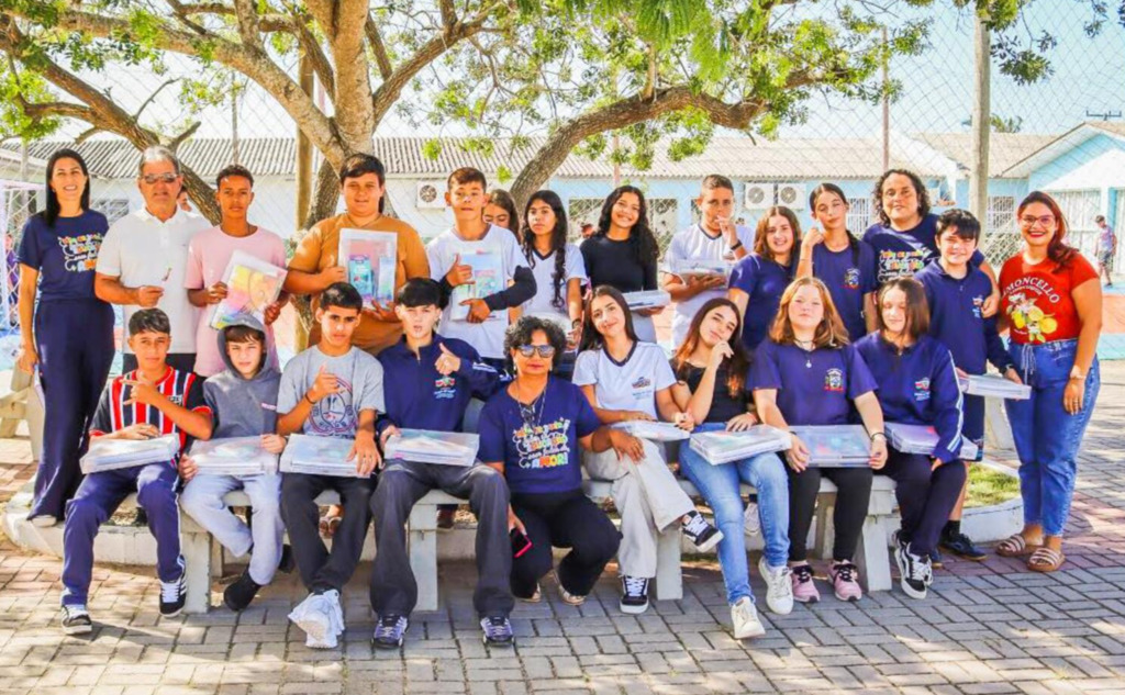 SECRETARIA DE EDUCAÇÃO DE PASSO DE TORRES ENTREGA MATERIAL ESCOLAR PARA 2.500 ALUNOS DA REDE MUNICIPAL DE ENSINO