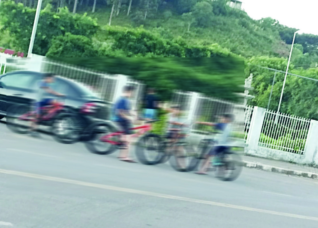 Manobras perigosas em via pública com bicicletas, chama a atenção das autoridades