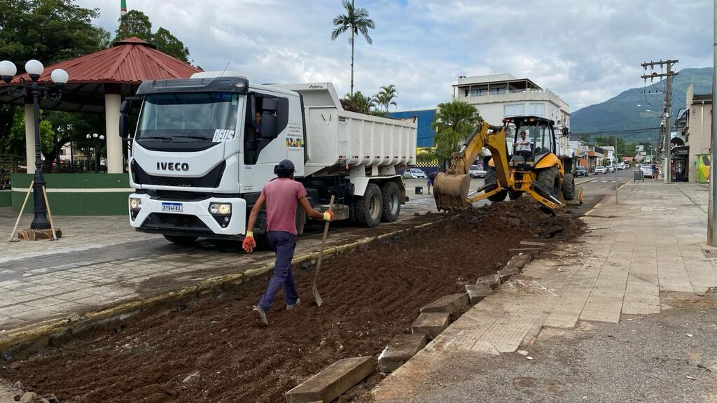 RUA EM FRENTE À IGREJA DE PRAIA GRANDE TERÁ MAIS UMA PISTA E FUNCIONARÁ NOS DOIS SENTIDOS