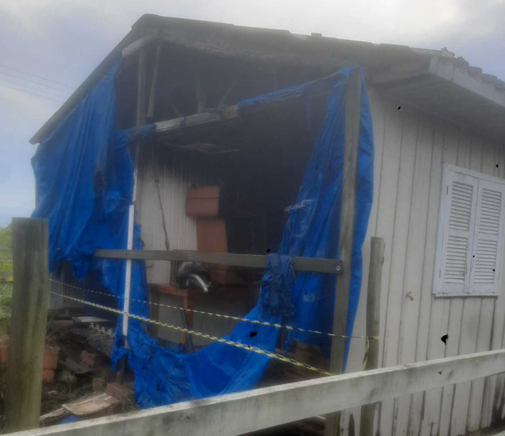 INCÊNDIO DESTRÓI PARCIALMENTE CASA EM SÃO JOÃO DO SUL