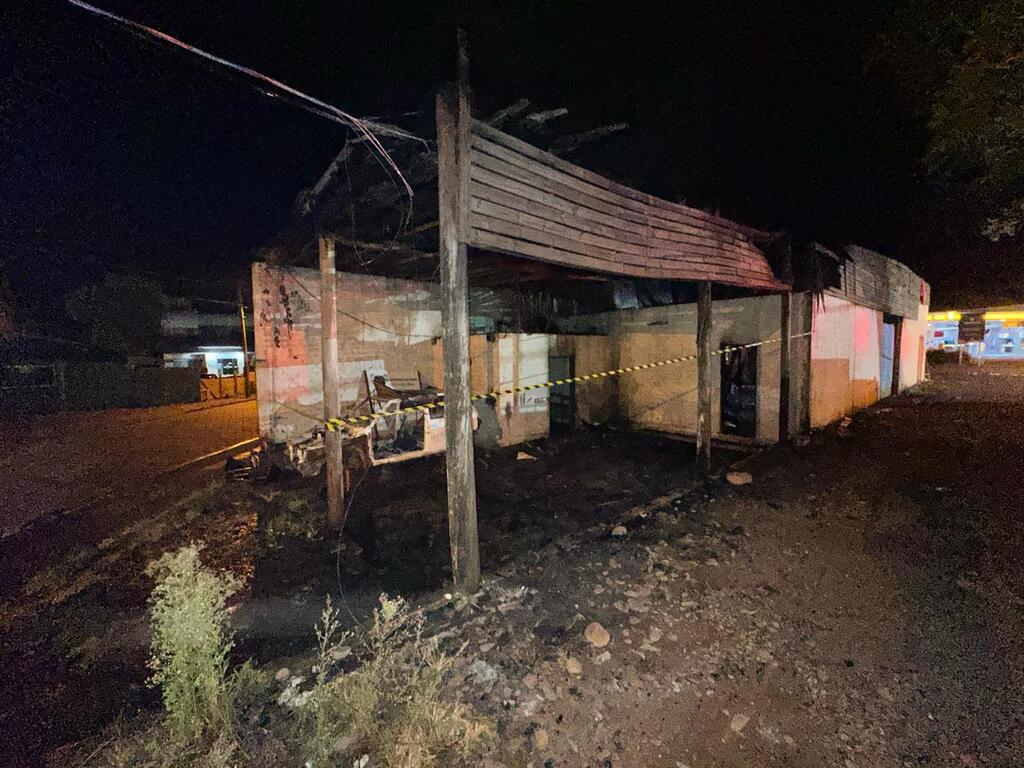 EDIFICAÇÃO É PARCIALMENTE DESTRUÍDA POR INCÊNDIO EM PRAIA GRANDE UMA SEMANA APÓS SER DESOCUPADA