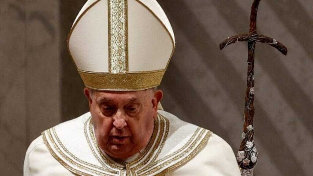 Médico revela em detalhes como foi o dia que papa Francisco quase morreu: “Lágrimas nos olhos”