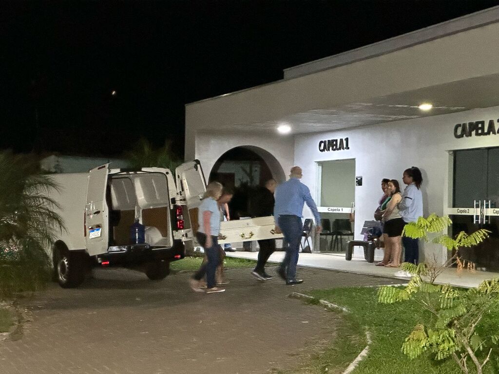 Foto: Eduardo Pinzon - SBT - Corpo de Théo Ricardo Ferreira Felber, 5 anos, chegou pouco antes das 20h desta quarta nas capelas de Nova Hartz