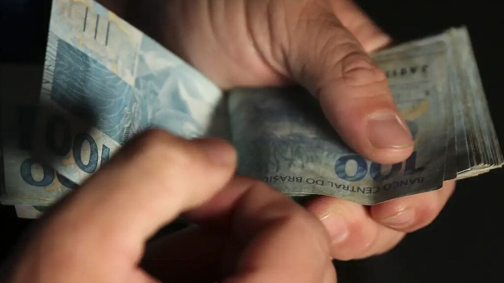 Alesc aprova PL que reajusta salário mínimo regional de SC