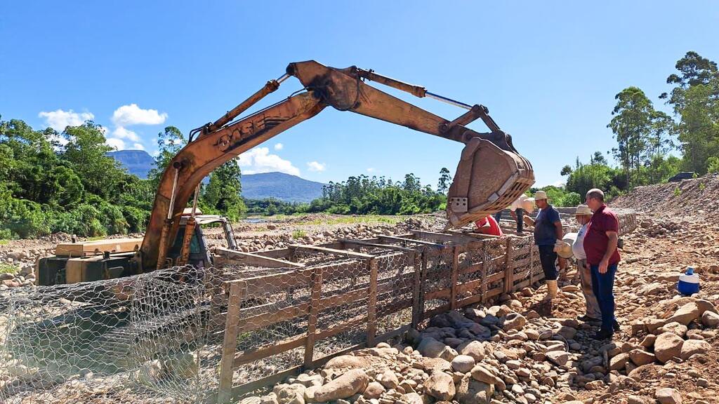 PREFEITO DE MAMPITUBA BETO ROLDÃO ACOMPANHA OBRAS DE CONSTRUÇÃO  DE GABIÕES NO LEITO DO RIO MAMPITUBA