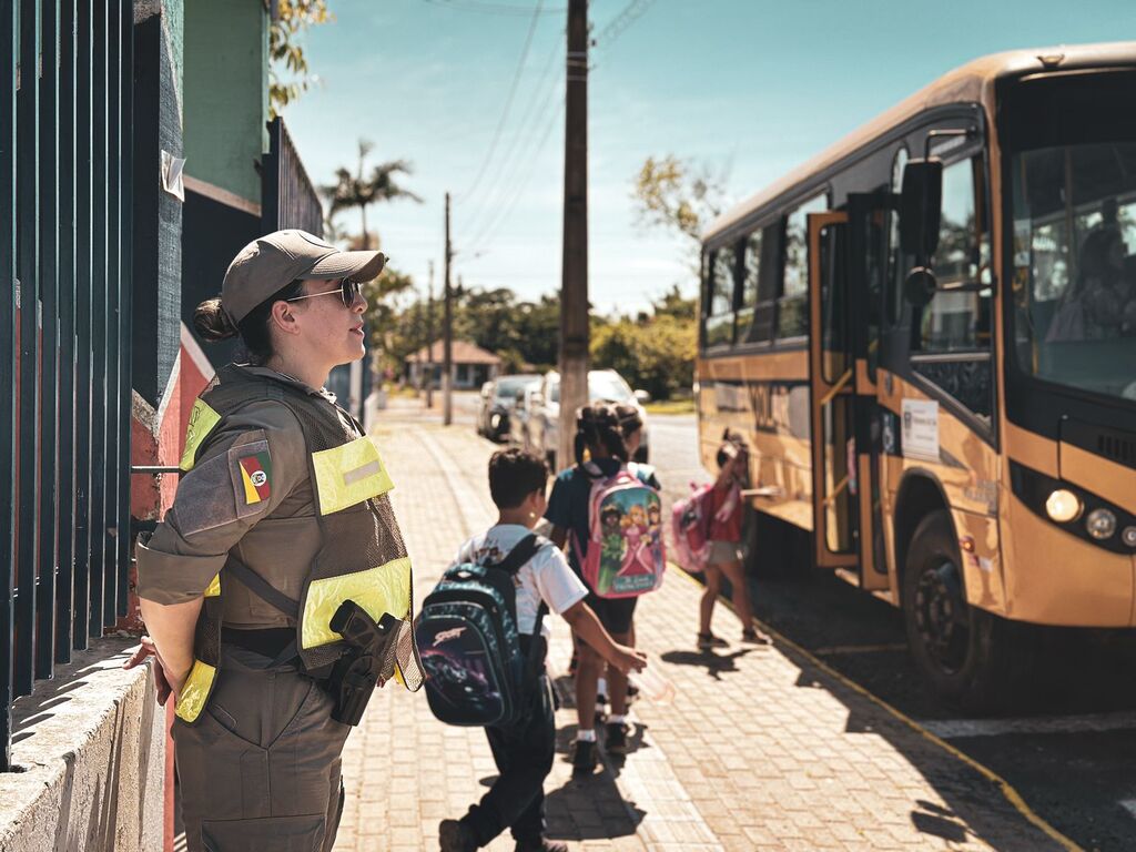 CRPO LITORAL REALIZA OPERAÇÃO ESCOLA SEGURA