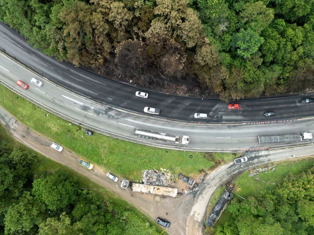 Com mais de 12 horas de trabalho ininterrupto, Bombeiros de SC controlam incêndio e garantem segurança na BR-101