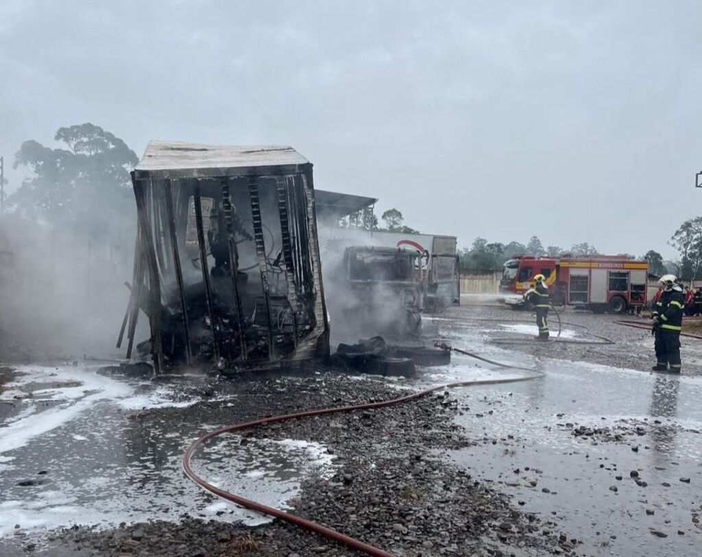 INCÊNDIO ATINGE CAMINHÃO-TANQUE COM 18 MIL LITROS DE DIESEL EM CRICIÚMA