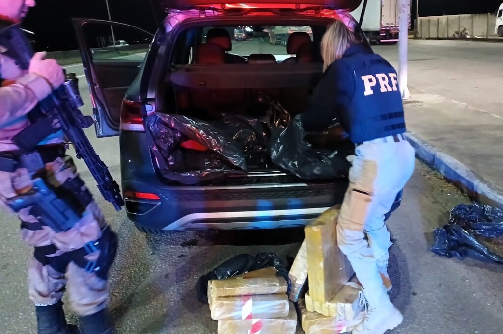 Ação conjunta PRF e PM apreende maconha e detém duas mulheres na BR-101 em Tubarão
