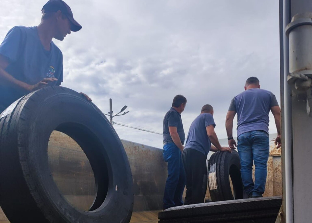 Prefeitura de Rio do Campo recebe doação de pneus e equipamentos de informática da Receita Federal
