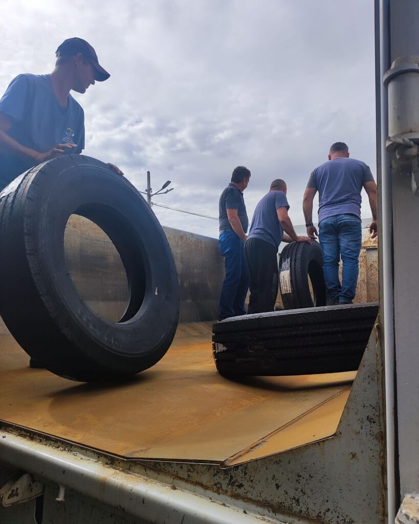 Prefeitura de Rio do Campo recebe doação de pneus e equipamentos de informática da Receita Federal