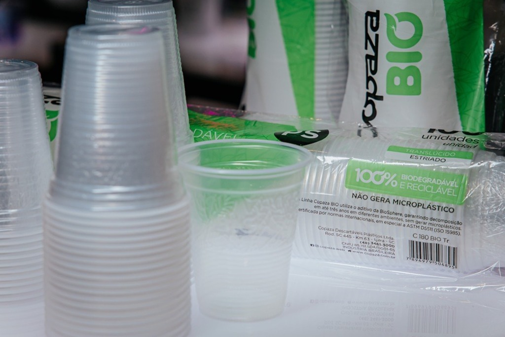 PIONEIRA NO BRASIL, INDÚSTRIA LANÇA COPO PLÁSTICO 100% RECICLÁVEL, BIODEGRADÁVEL E QUE NÃO GERA MICROPLÁSTICOS