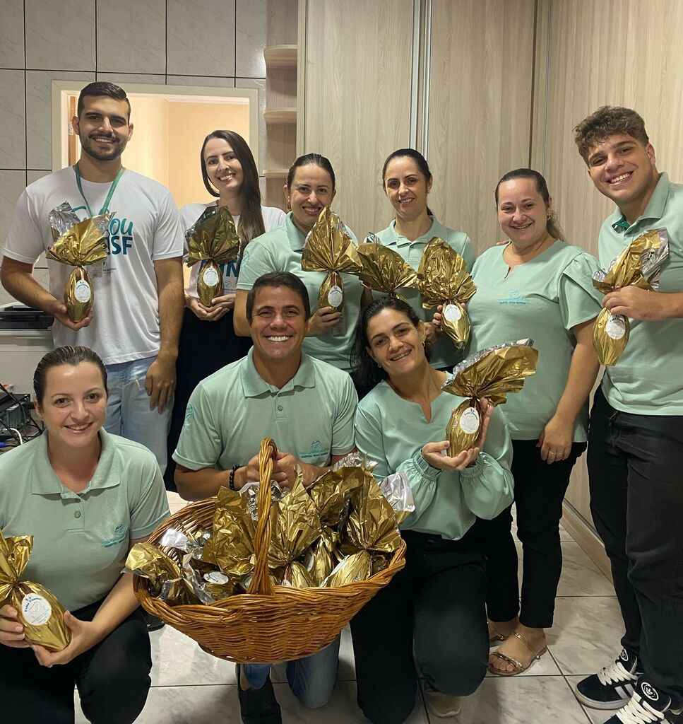 DIRETOR DO HOSPITAL DE PRAIA GRANDE ENTREGA OVOS DE PÁSCOA AOS COLABORADORES