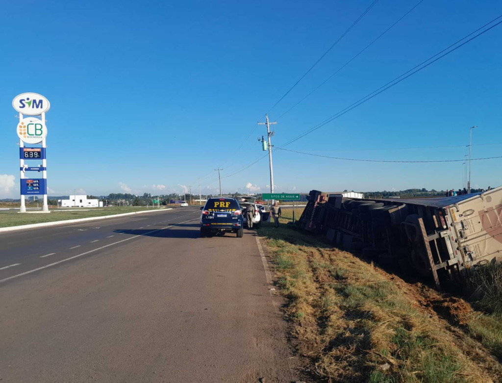 Motorista é preso por dirigir embriagado após tombar caminhão na BR-287 em Santiago