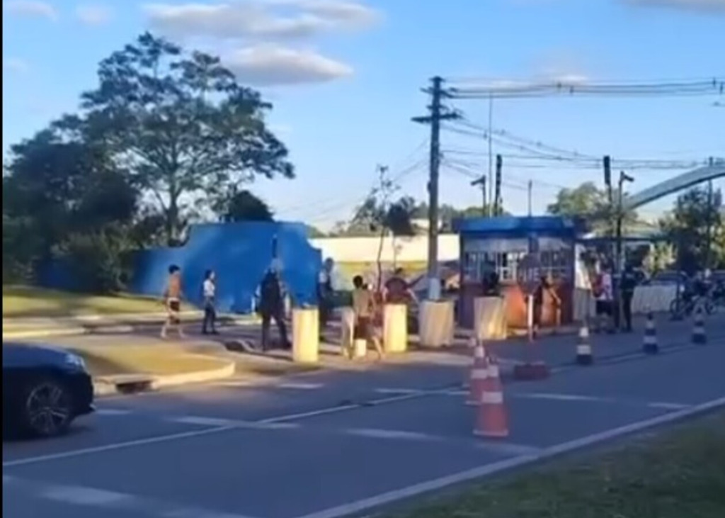 Adolescentes ficam feridos após briga generalizada em frente à UFSM