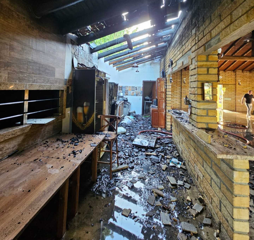COZINHA DE SALÃO DE FESTAS PEGA FOGO EM SANTA ROSA DO SUL
