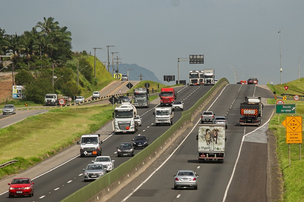 FERIADOS DE PÁSCOA E TIRADENTES SUPEROU EXPECTATIVA DE FLUXO, REGISTRANDO MAIS DE 900 MIL VEÍCULOS NA BR-101SUL/SC